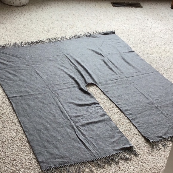 Forth & Town Gray Fringed Shawl - Picture 4 of 6